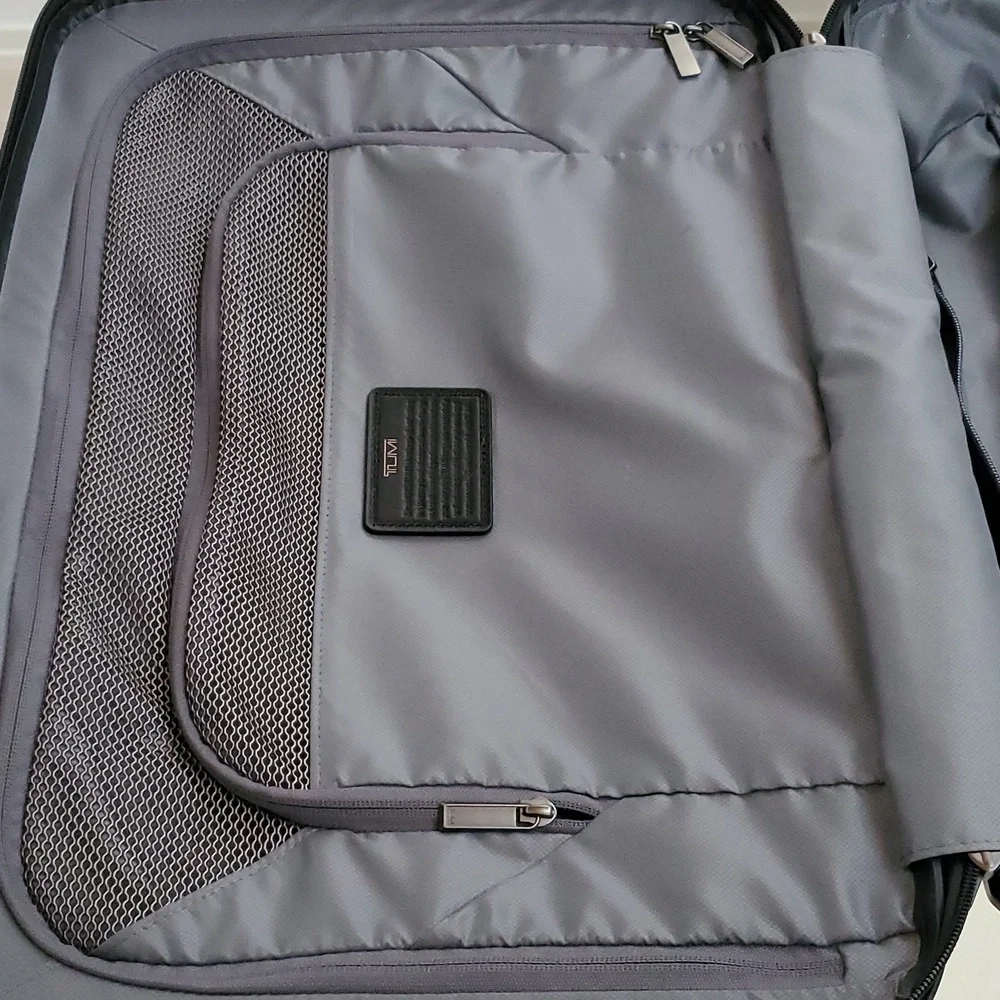 NWOT Tumi Latitude International Carry-On Spinner Luggage in Silver